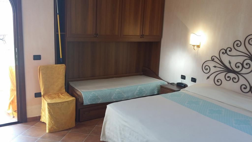 Hotel Ristorante La Tana Di Li Mazzoni Trinità dʼAgultu Extérieur photo