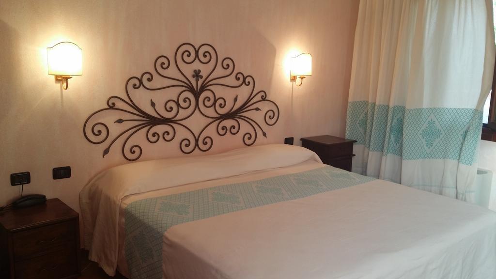Hotel Ristorante La Tana Di Li Mazzoni Trinità dʼAgultu Chambre photo