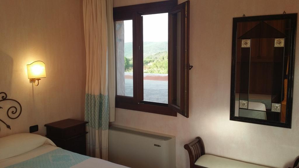 Hotel Ristorante La Tana Di Li Mazzoni Trinità dʼAgultu Chambre photo