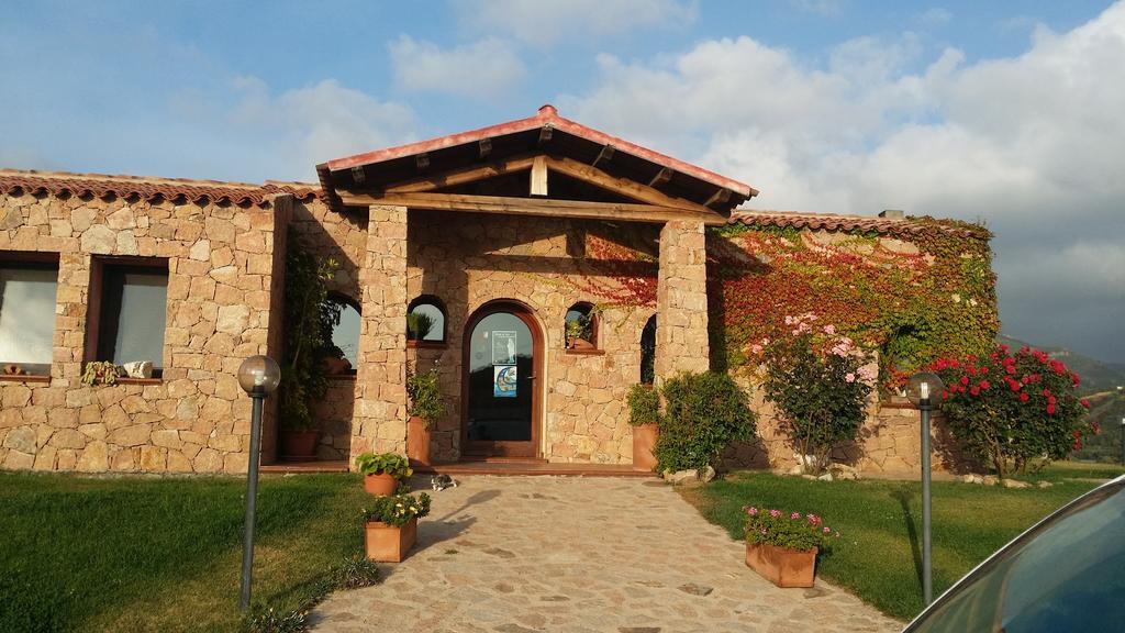 Hotel Ristorante La Tana Di Li Mazzoni Trinità dʼAgultu Extérieur photo