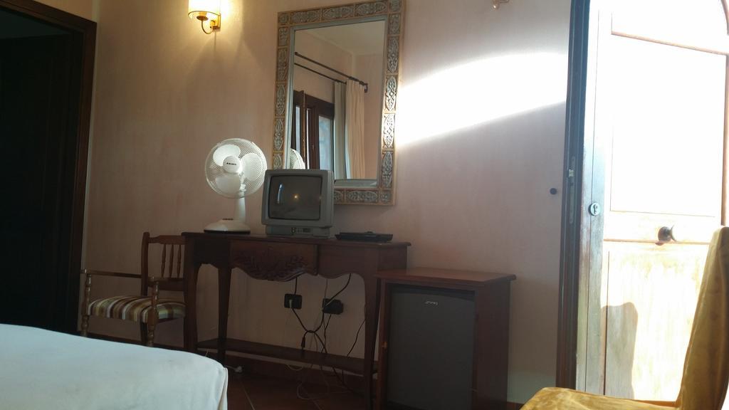 Hotel Ristorante La Tana Di Li Mazzoni Trinità dʼAgultu Extérieur photo