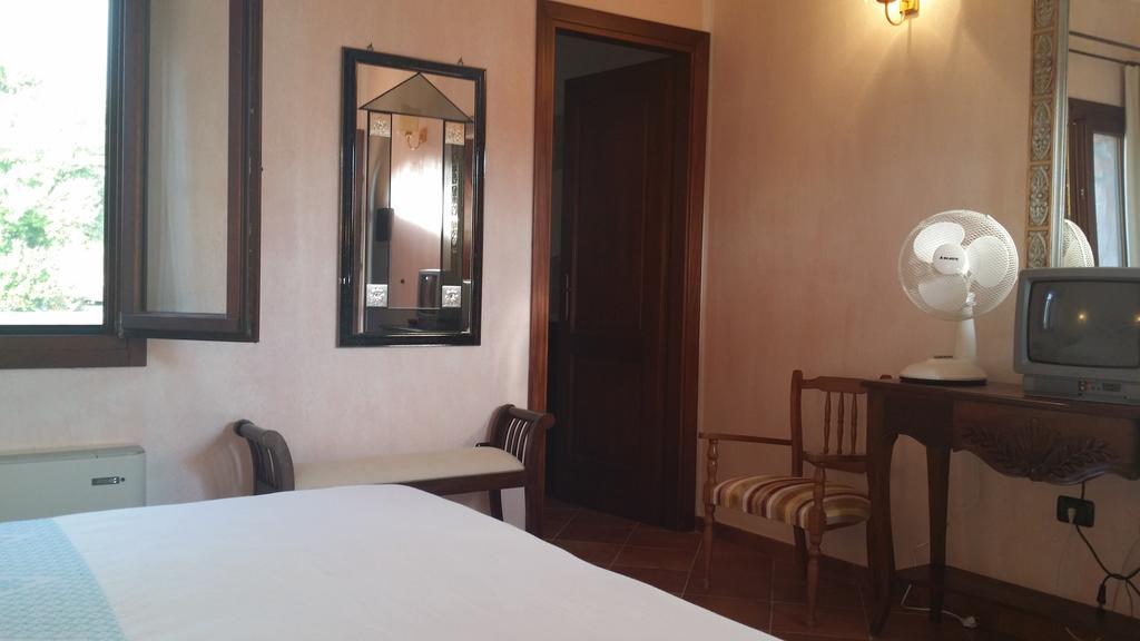 Hotel Ristorante La Tana Di Li Mazzoni Trinità dʼAgultu Extérieur photo